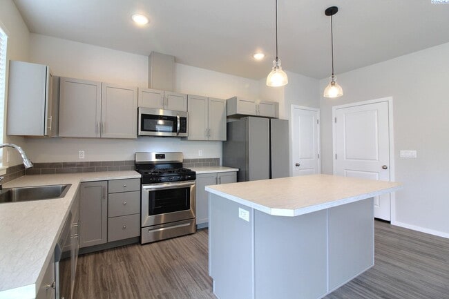 Building Photo - 3 bed/2 bath West Pasco Townhouse