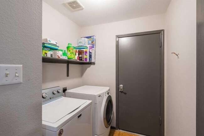 Building Photo - 404 Paige Bend