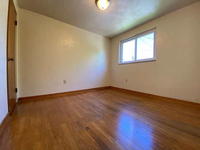 Building Photo - Outstanding Two Bedroom in Cheswick! Centr...