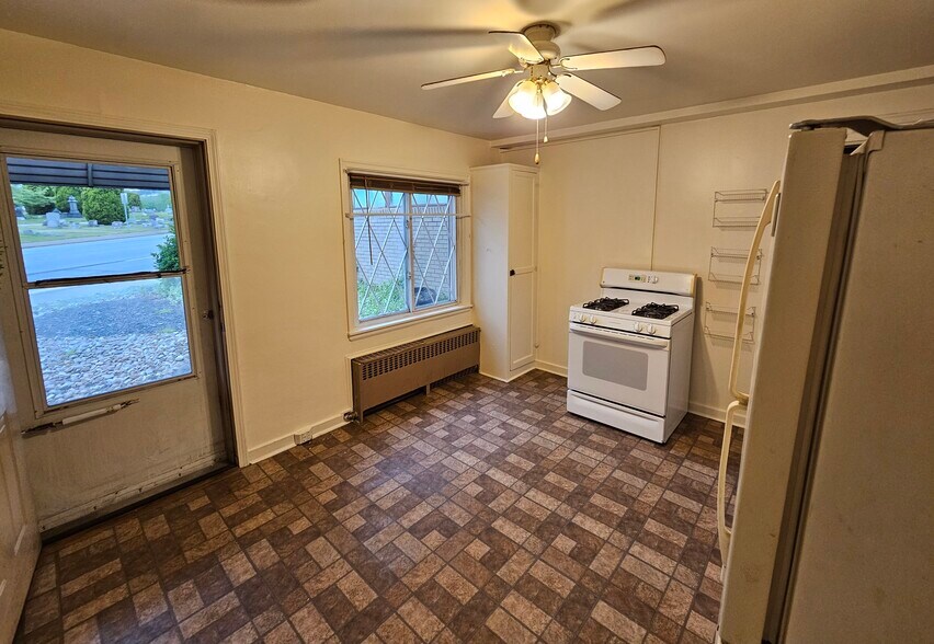 Kitchen - 404 Richland Ave
