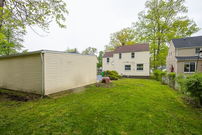 Building Photo - 3 Bed/1.5 Bath Single Family Home!