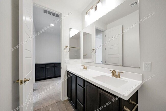Building Photo - Luxury 3-Bedroom Townhome with Rooftop Dec...