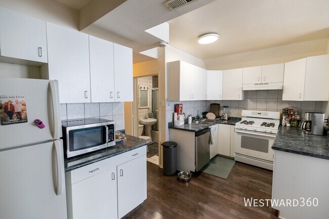 Building Photo - 1019 N Paulina-1F