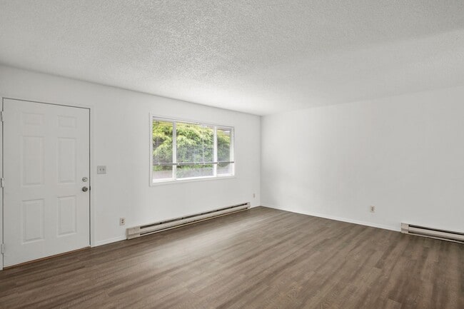 Building Photo - Updated 2 Bedroom, 1 Bathroom Duplex in the Heart of North Portland