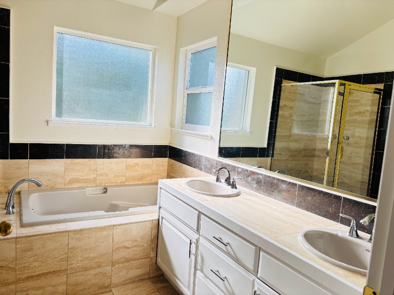 Building Photo - 242 N San Pedro Rd