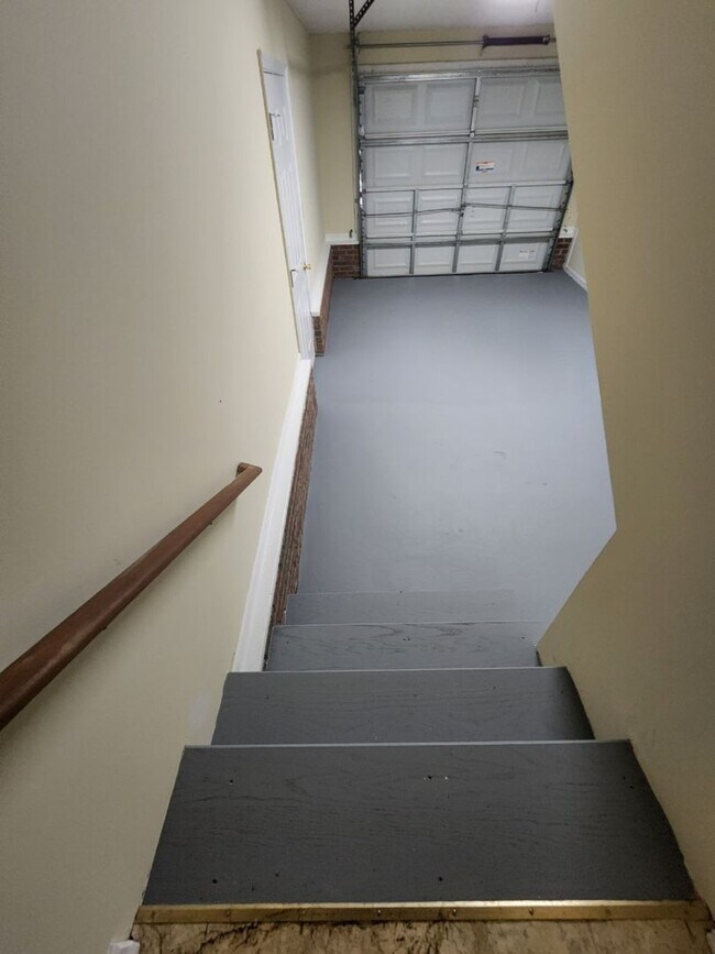 Building Photo - Stunning Country Home