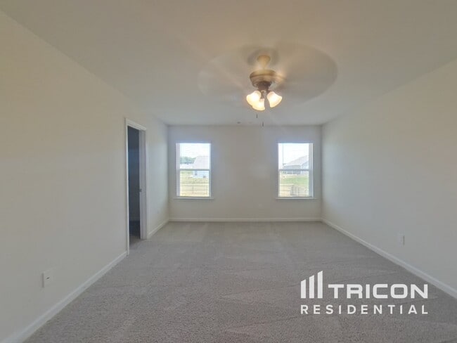 Building Photo - 928 Hesston Dr