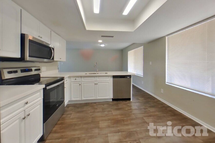 Building Photo - 7805 W Cora Ln