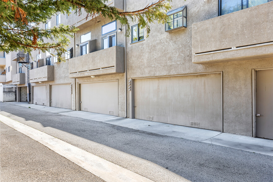 Building Photo - 2560 S Centinela Ave