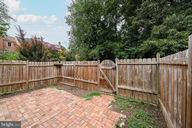 Building Photo - 5465 Cheshire Meadows Way