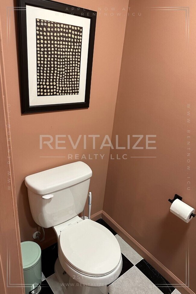 Building Photo - Fully Furnished Townhome w/ Private Garage