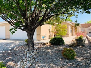 Building Photo - Lovely 1460/sf 3 Bedroom  2 Bath  2/CG TH