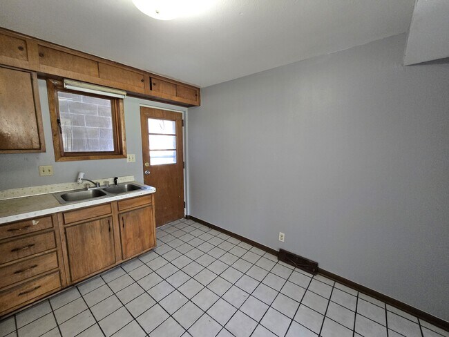 Building Photo - 804 W Mullan Ave