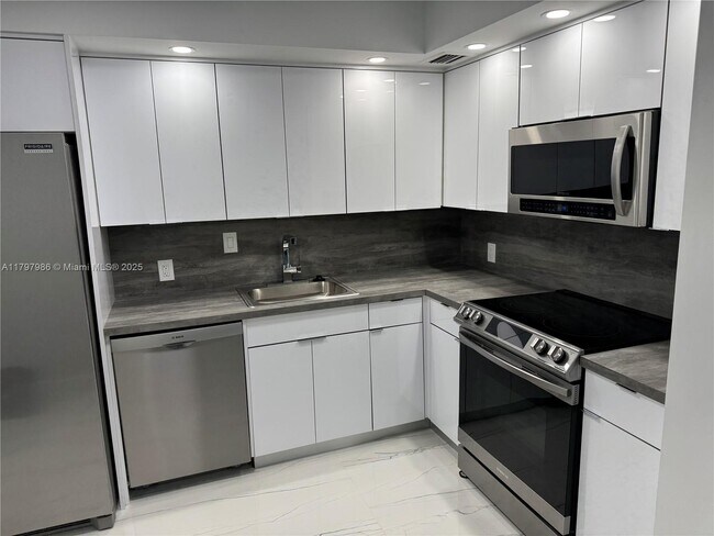 Building Photo - 100 Bayview Dr