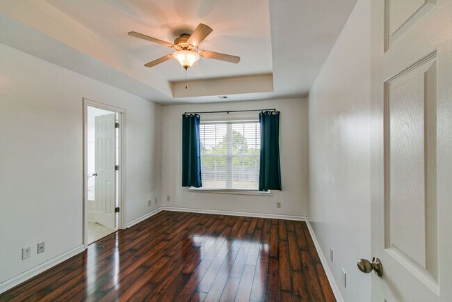 Building Photo - 988 Chardea Ct