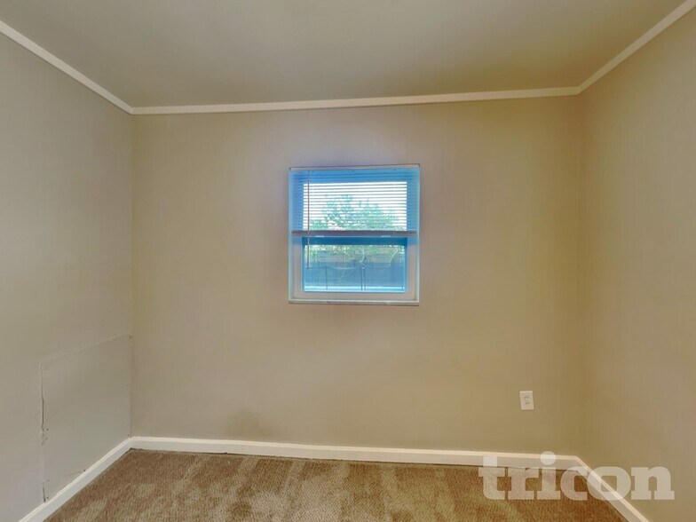 Building Photo - 615 5th Ave N