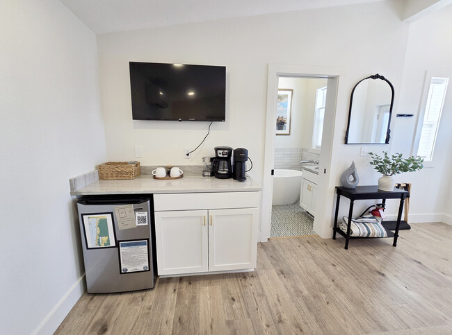 Building Photo - 118 S Pacific St