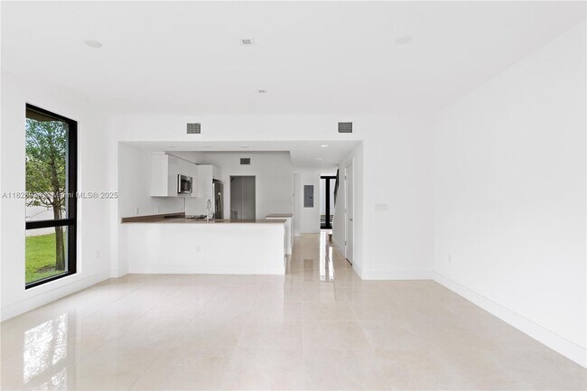 Building Photo - 4130 N Oak Pl