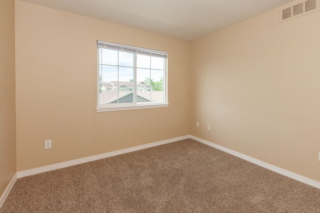 Building Photo - Spacious 3-Bedroom Townhome in Prime South...