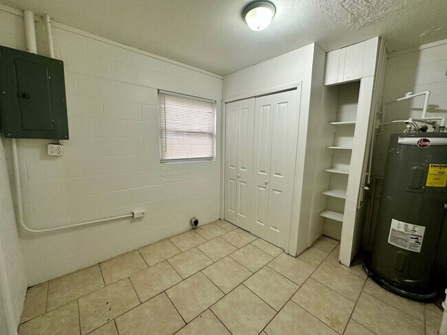 Building Photo - Charming 3-Bedroom, 1.5-Bathroom Home with Stunning Lake Views