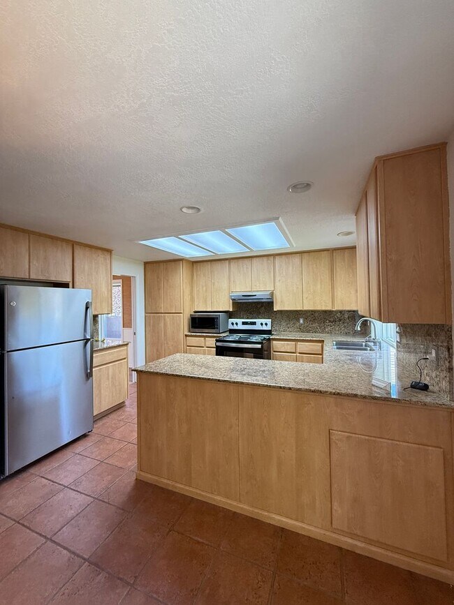 Building Photo - Immaculate 3 bedroom, 2 bath home in desirable Medford Neighborhood!