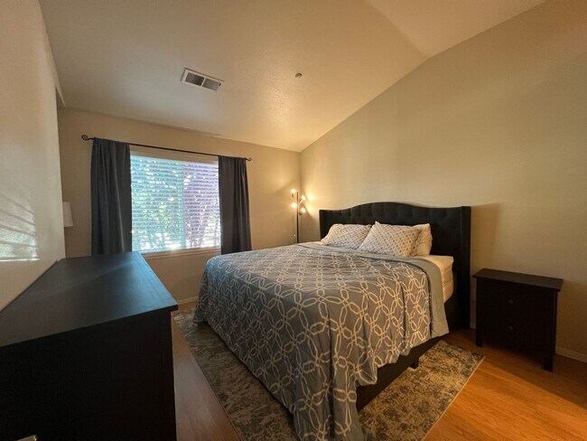 Building Photo - Sharp Contemporary 2 Bedroom 2.5 Bath Two Story Condo in San Jose