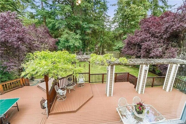 Building Photo - Spacious 5-Bedroom Home with Fenced Yard a...