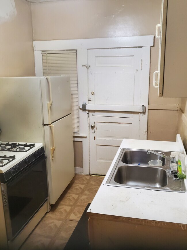 Building Photo - 5002 Maplewood St