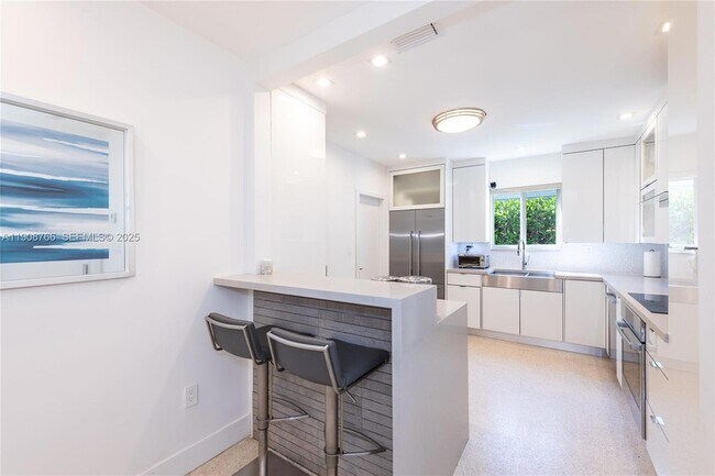 Building Photo - 829 Malaga Ave