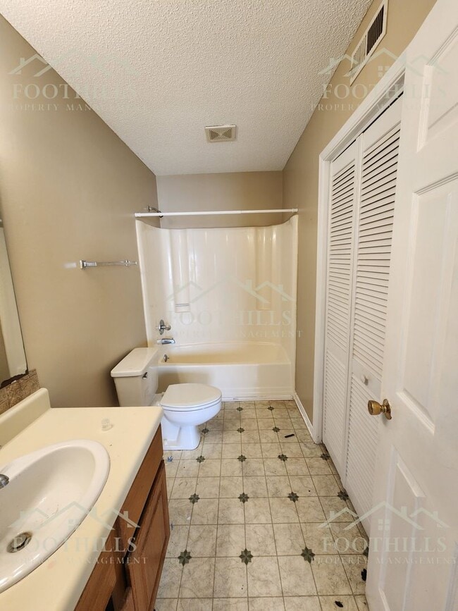 Building Photo - Bright 2-Bed, 2-Bath Condo Near Darwin Wri...