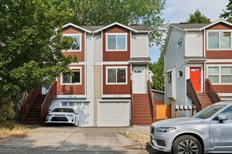 Building Photo - 3-Bedroom Beauty with Fenced Yard and Flex...