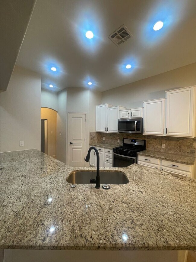 Building Photo - Gorgeous 4 bedroom/3 bathroom home located...