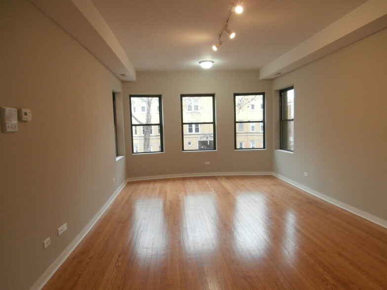 Building Photo - 2323 W Arthur Ave