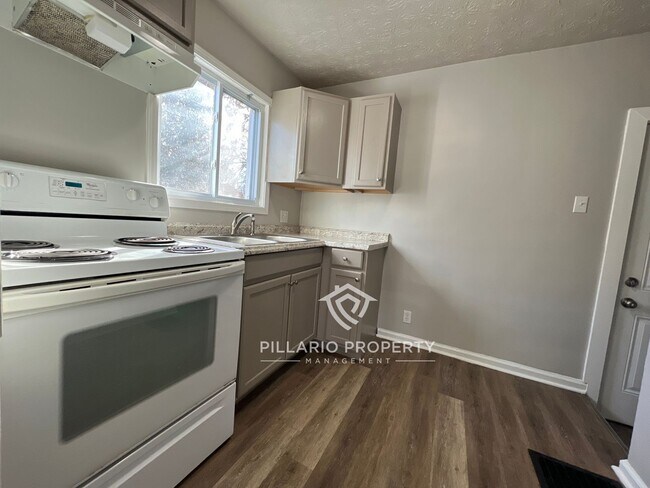 Building Photo - Renovated 2 Bed / 1 Bath !