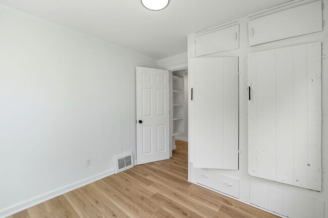 Building Photo - NEW LISTING! 2 BEDROOM HOME