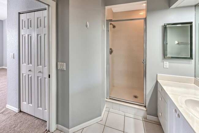 Building Photo - 2 BEDROOM CONDO AVAILABLE ASAP IN CALUSA BAY!!!