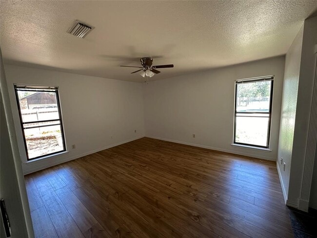 Building Photo - 331 Live Oak Dr