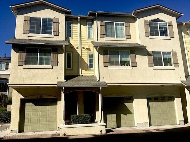 Building Photo - Luxury Townhouse 2 Master Suites - North M...