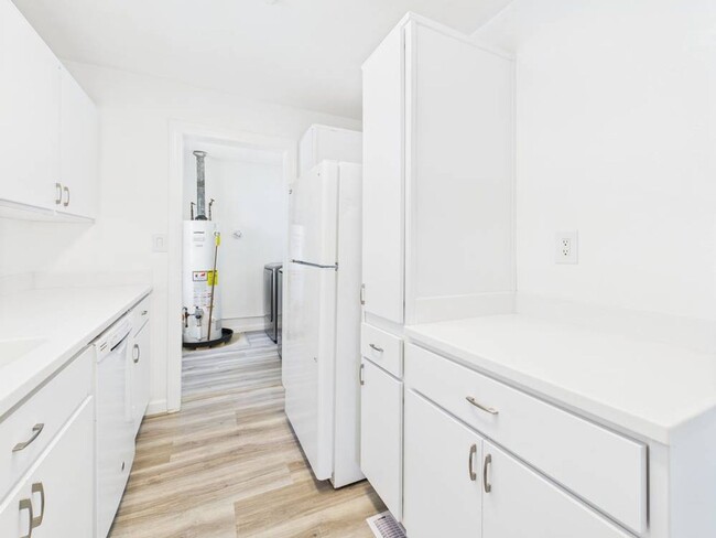 Building Photo - Cozy 2 Bedroom 1 Bathroom Ranch style Home...