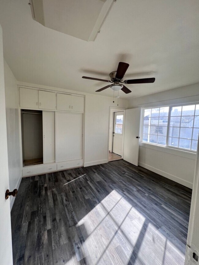 Building Photo - Spacious w/Large Yard!