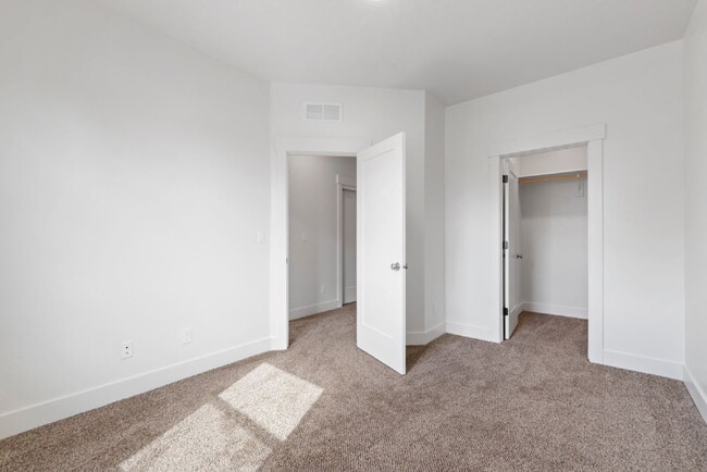 Building Photo - "Discover Comfort & Style: Spacious 3-Bed,...