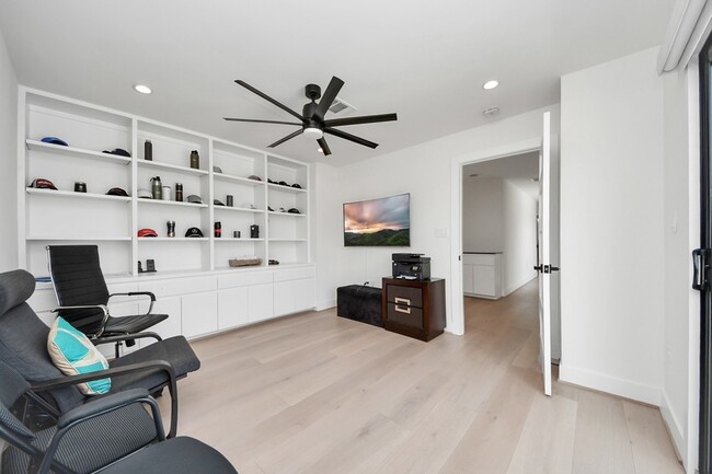 Building Photo - 5327 S Braeswood Blvd