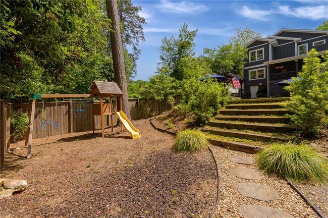 Building Photo - 2406 Glenwood Dr NE
