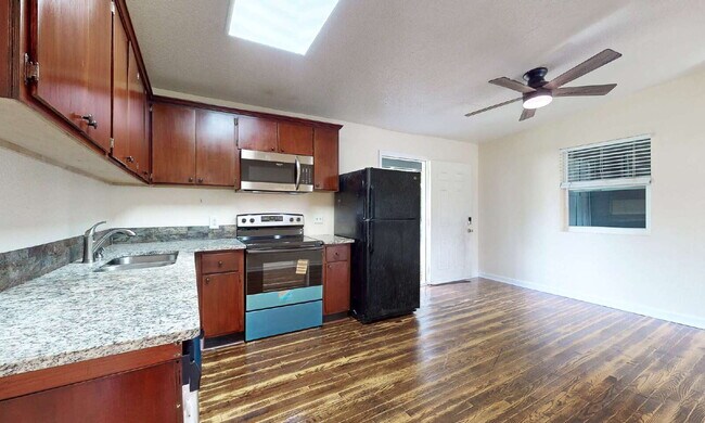 Building Photo - "Cozy 3-Bedroom Gem with a Gated Private B...