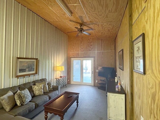 Building Photo - FULLY FURNISHED ONE BEDROOM APARTMENT INCL...