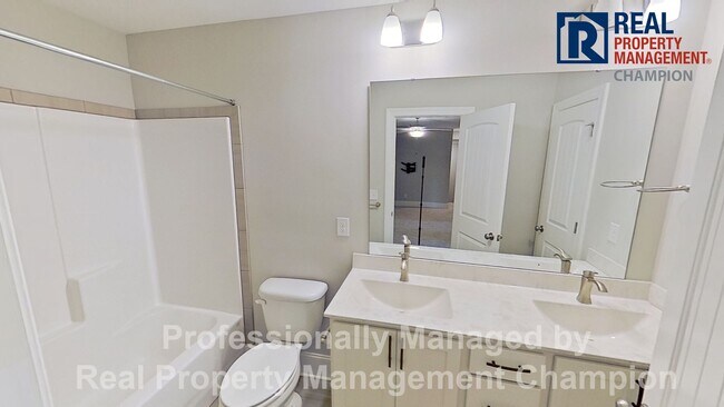 Building Photo - Spacious 4 BD Executive Home Loaded with U...