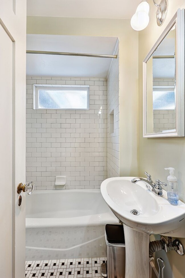 Building Photo - Ravenna Home