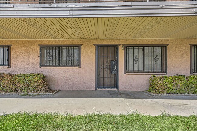 Building Photo - 1 Bedroom 1 Bathroom Condo Minutes from Th...