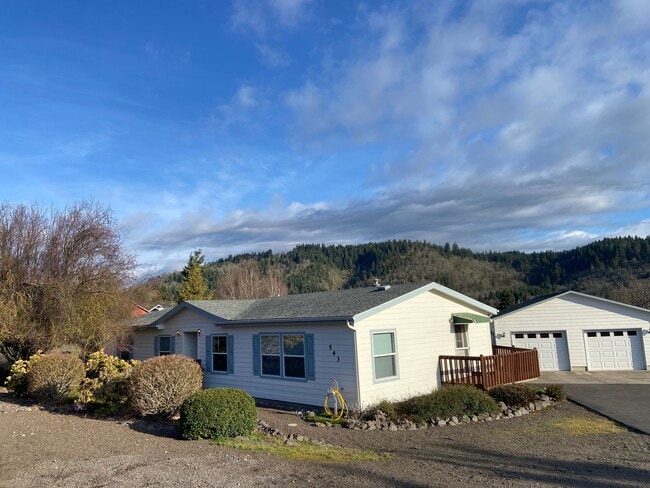 Building Photo - 3 Bedroom 2 bath Home in White Salmon