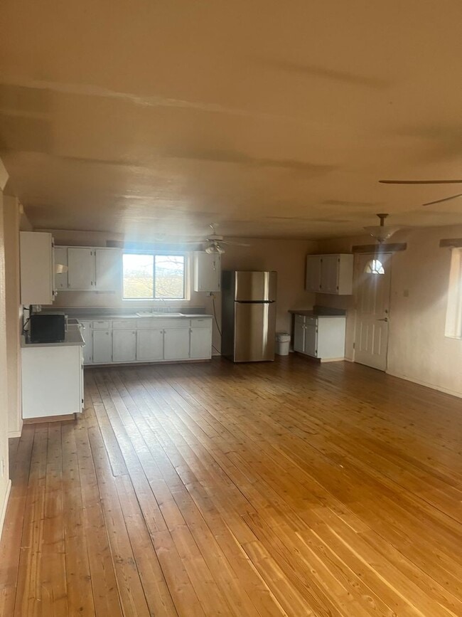 Building Photo - Beautiful ! Bed 1.5 Bath in J-6.